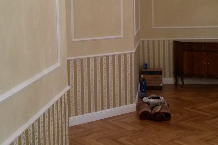 Tapetování bytu s kombinací lepení lišt a malování zdí
