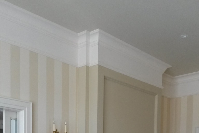 Tapetování bytu s kombinací lepení lišt a malování zdí